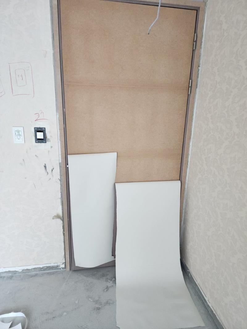 여닫이 도어 상부의 시공 준비 모습
