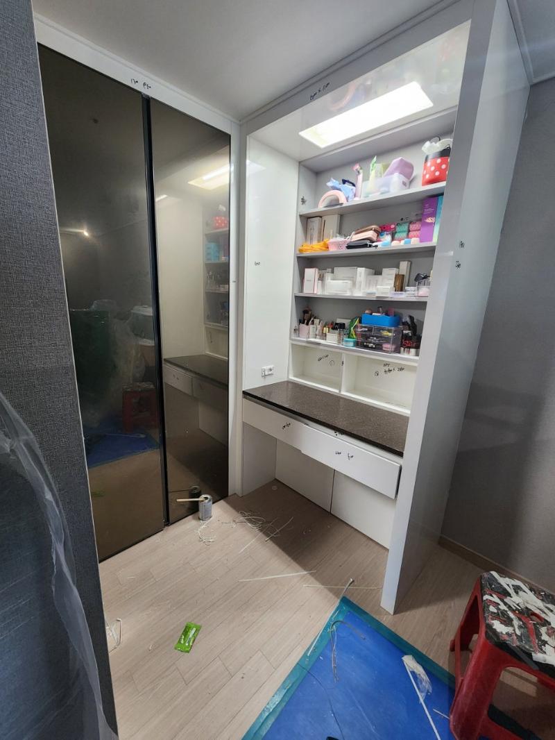 유리 문짝 수납장과 바닥재의 접점