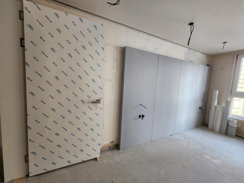 블루 패턴 벽지와 보드가 설치 중인 실내 공간