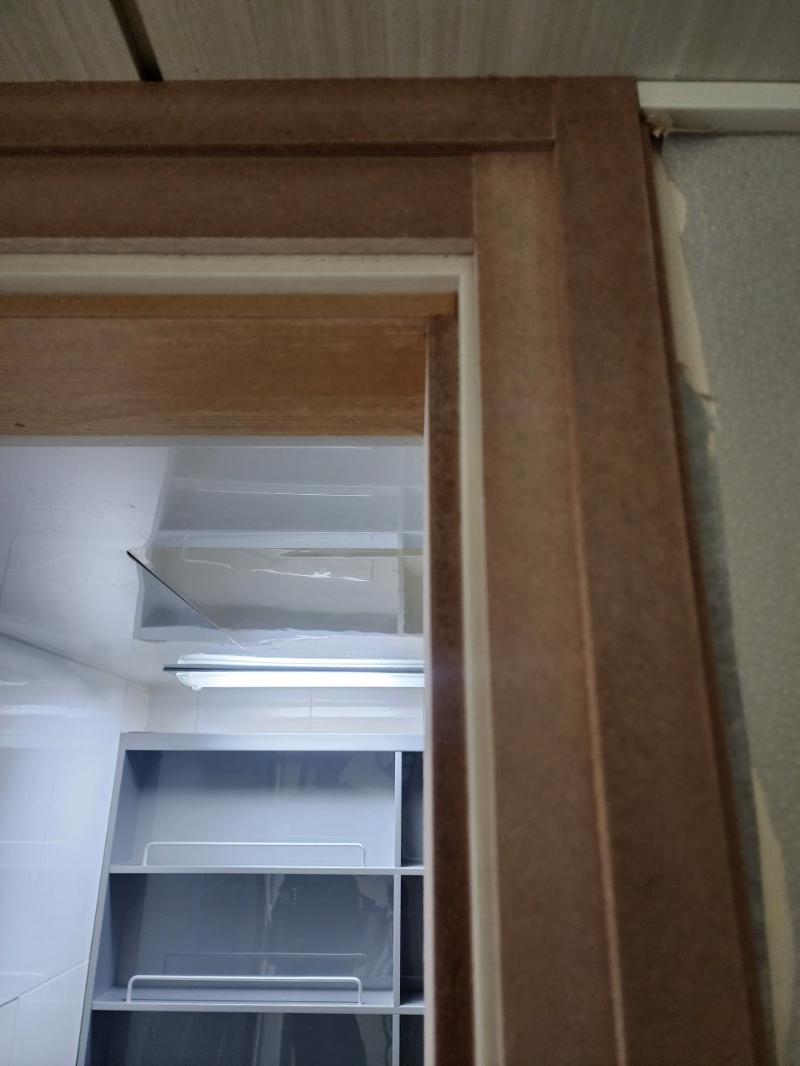 변형이 일어난 도어 프레임과 내부 수납장