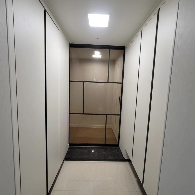 검은색 라인 포인트가 들어간 복도 수납장