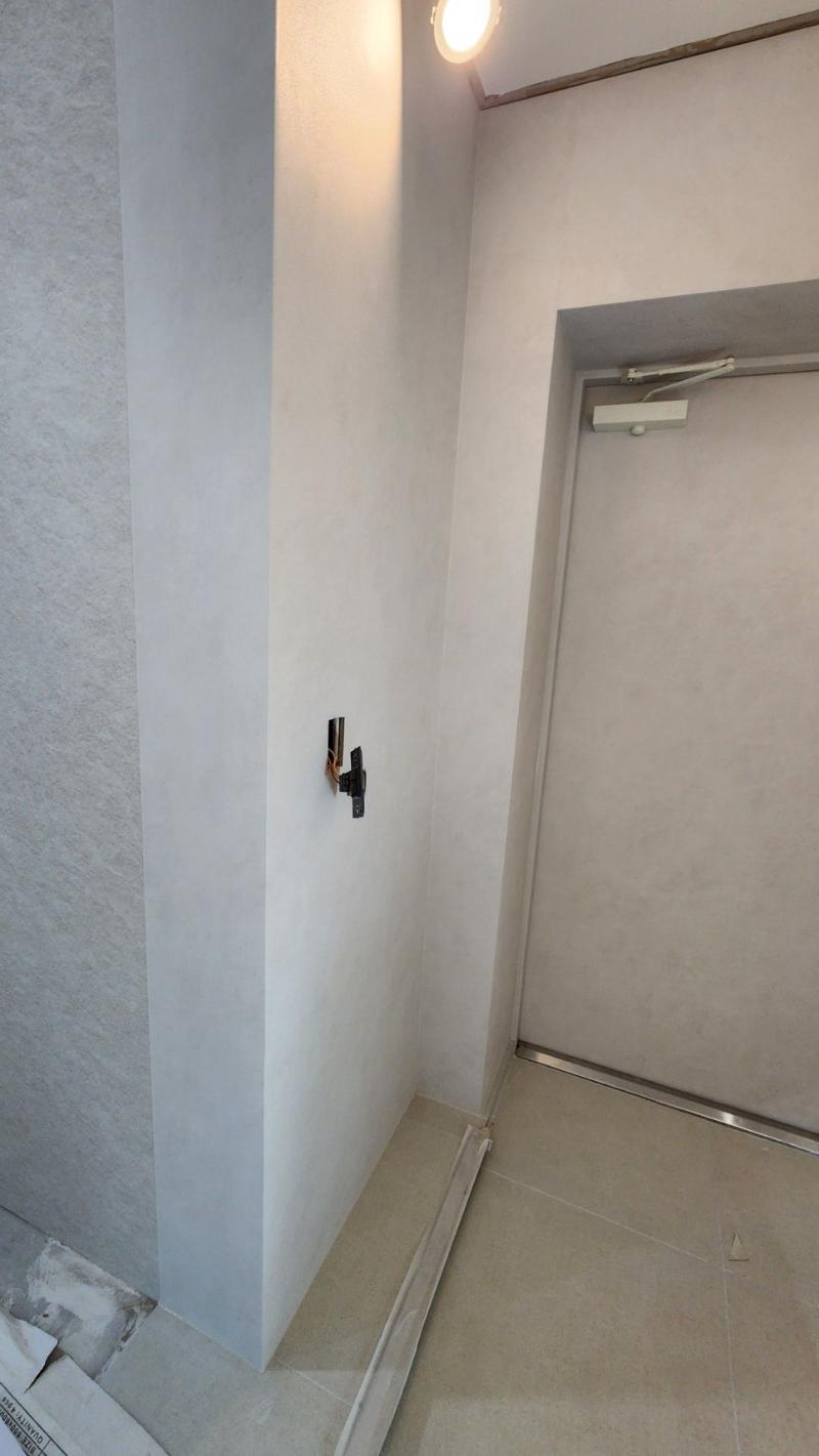 여닫이 도어 힌지와 프레임 상부 근접샷