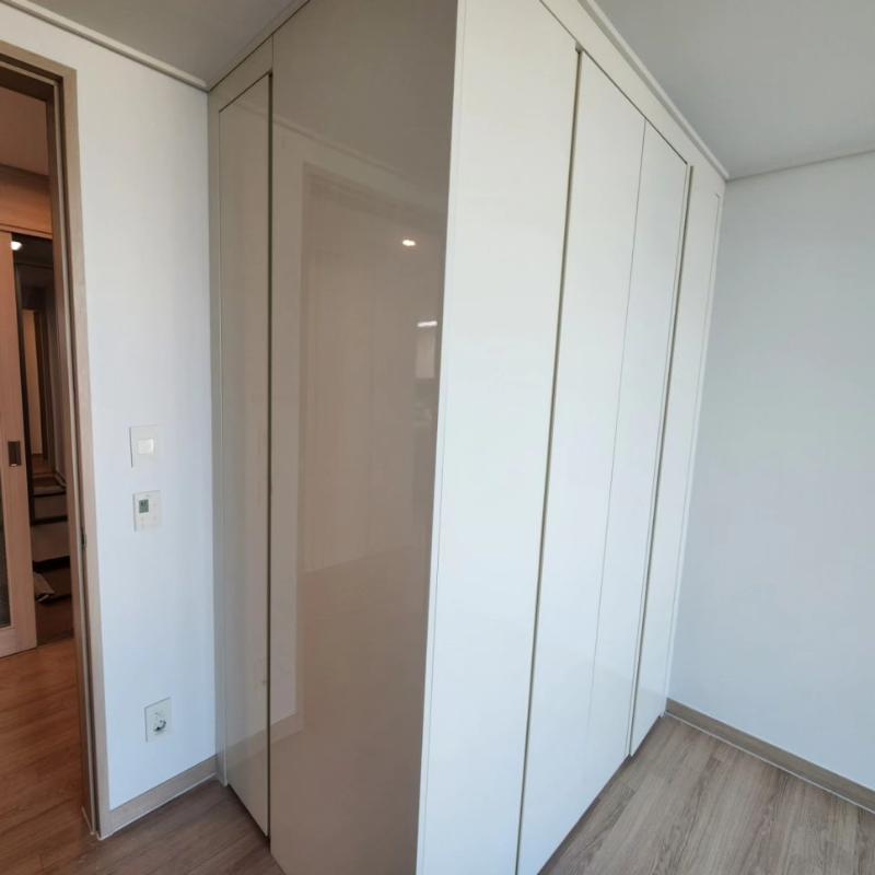 삼성 소프트매트 SG4018로 마감된 수납장 모습