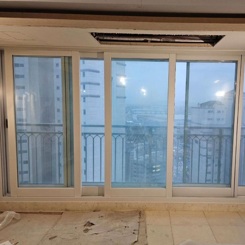 도시 풍경이 비치는 창호 근접 샷