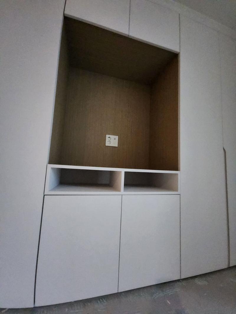 카운터 공간 수납장의 면 정리 모습