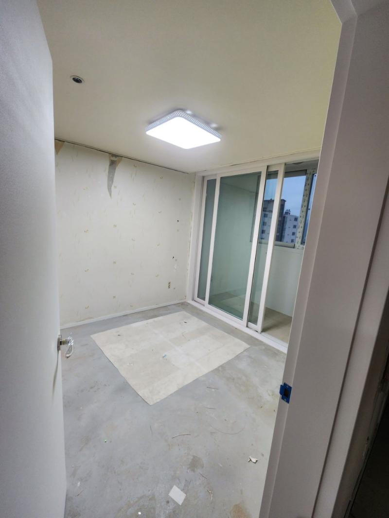 LED 조명과 슬라이딩 도어 창문이 보이는 실내