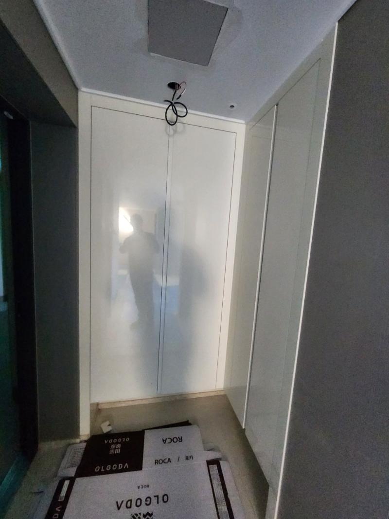 흰색 도어가 설치된 복도 작업 모습