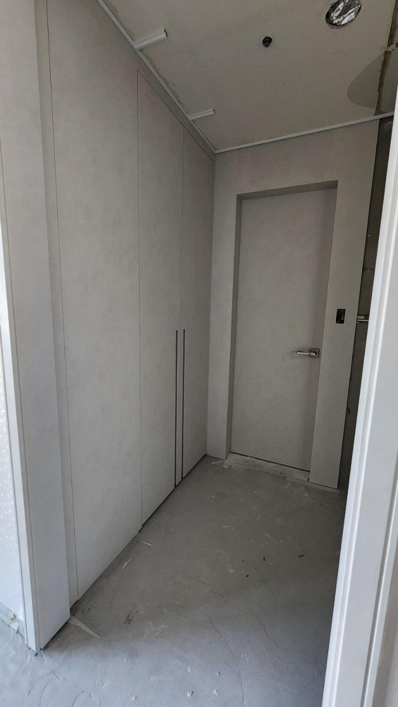 수납장과 문이 배치된 복도 공간