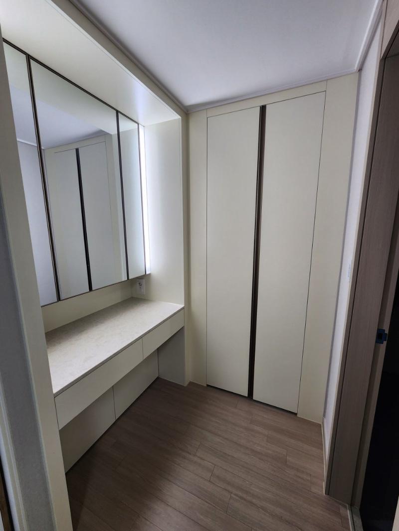화장대와 수납장이 정돈된 드레스룸