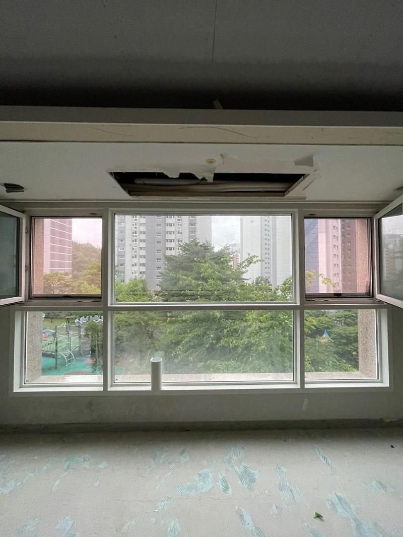 창밖 풍경이 보이는 바닥 마감 전의 빈 방