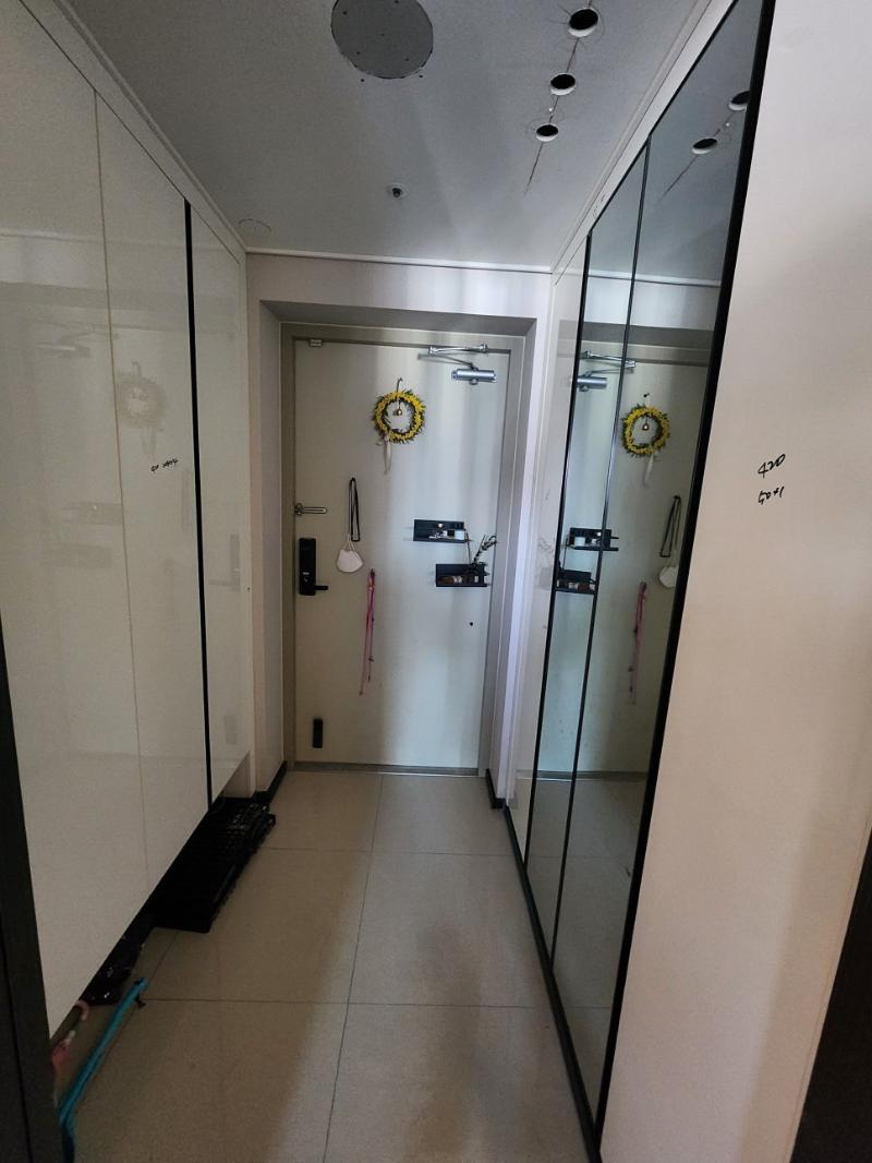 유리 도어 패널의 밀착 시공 과정