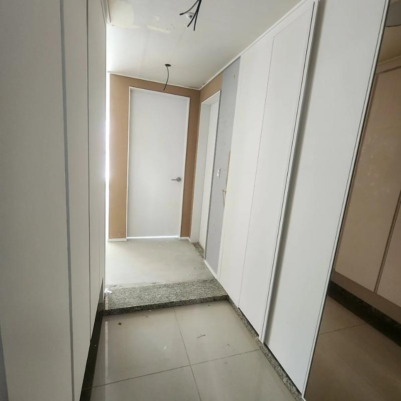 그레이 계단식 마감이 적용된 복도와 흰색 문
