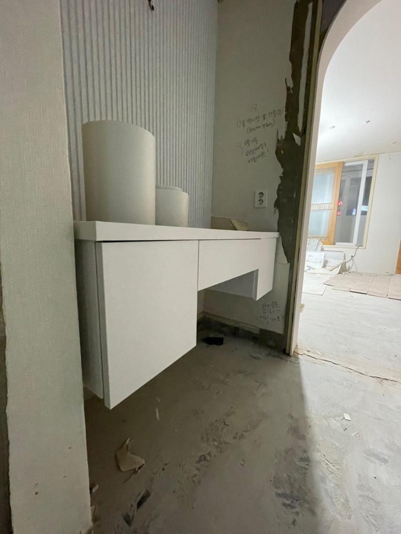수납장 불투명 도어 패널의 표면 정리