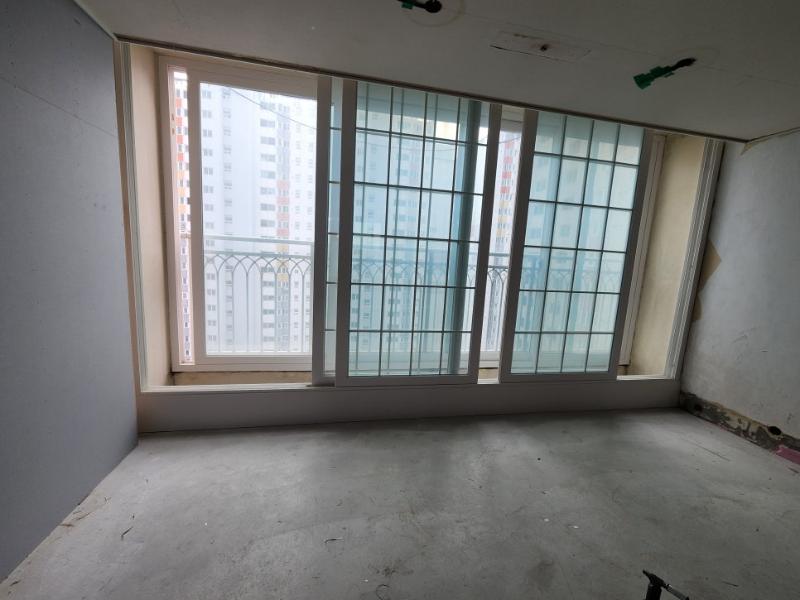 마감 전 상태의 창호와 흰색 콘크리트 바닥