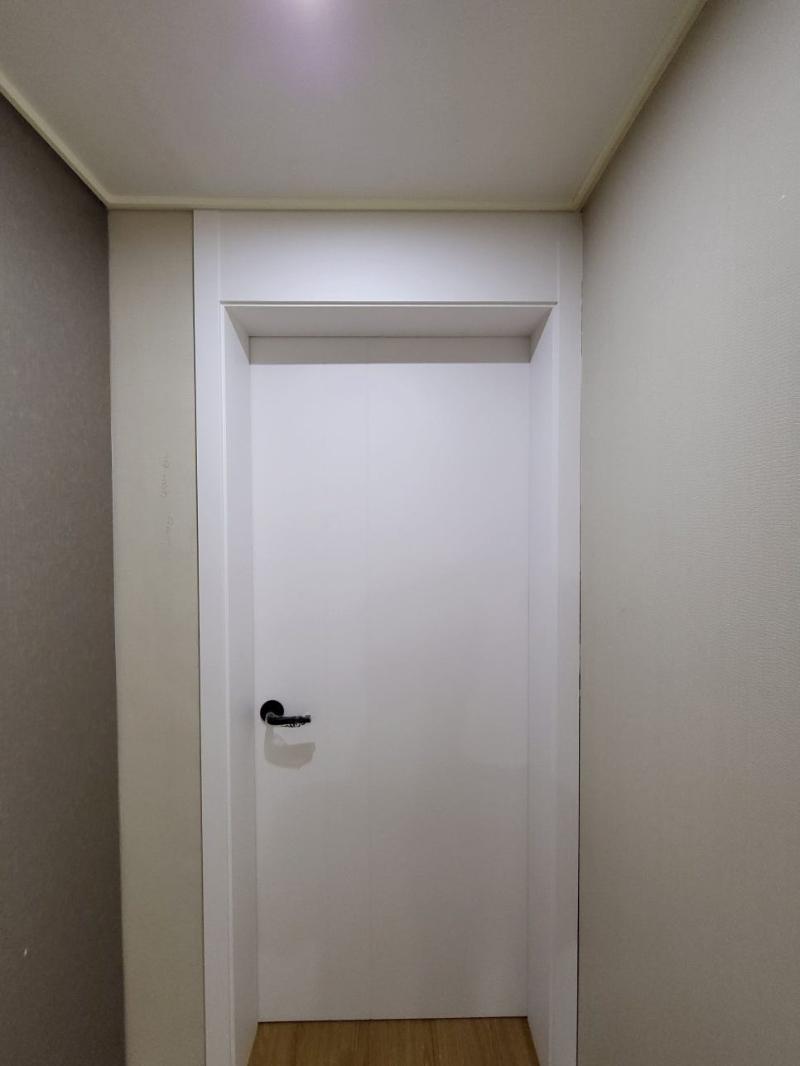 검은색 손잡이가 포인트가 된 복도 도어의 마감