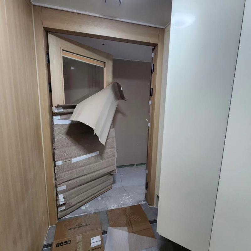 수납장 표면 필름 부착 작업