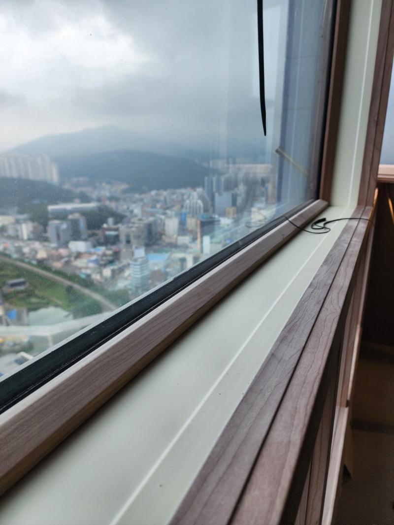플라스틱 샷시의 벌어진 틈과 뒤틀림을 잡은 예림 521 필름 | 구포 동원로얄듀크비스타 사진