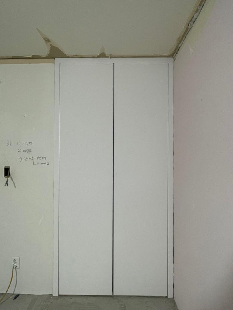 수납장 도어 패널 이음새 샌딩 작업