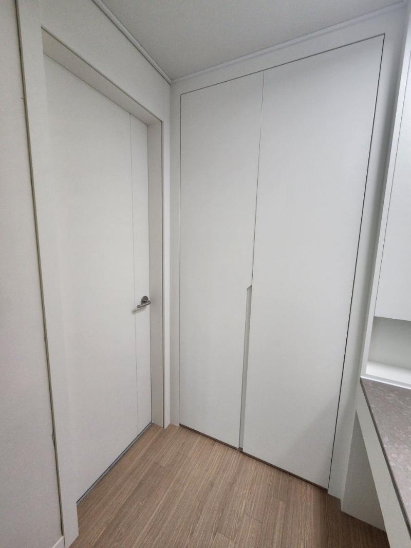 레일 구조가 보이는 슬라이딩 도어 시공 과정