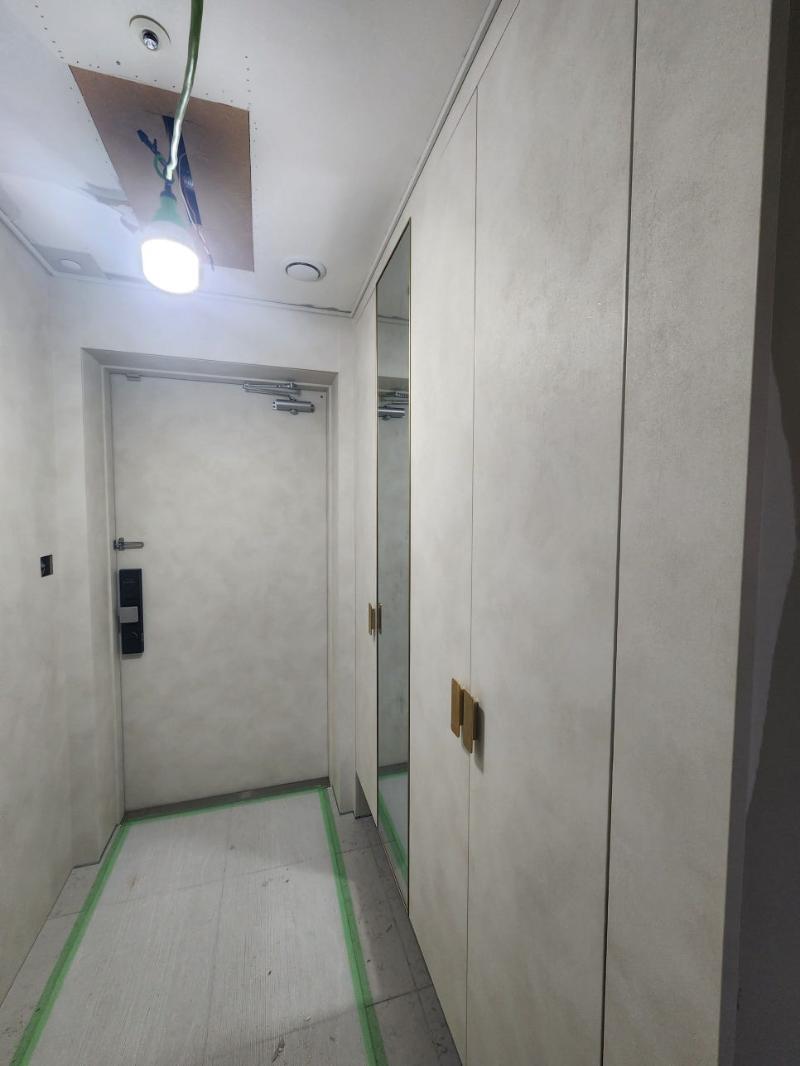 녹색 전등과 빨간 라인이 보이는 복도 작업 중