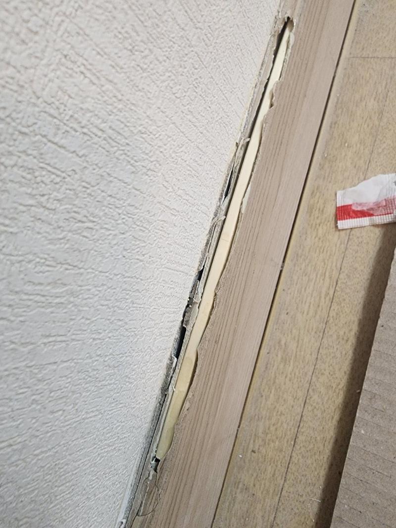 문 내부 구조물이 노출된 틈새 부분
