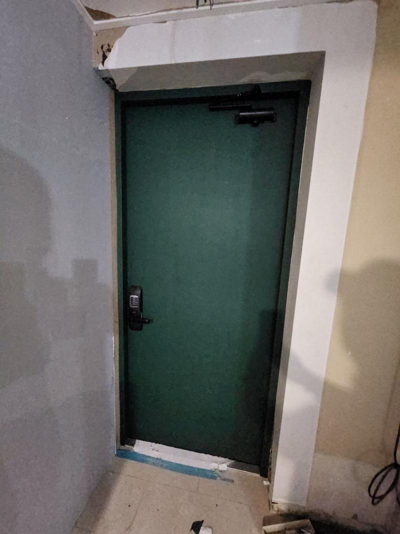 파란 보호 테두리가 적용된 도어 프레임 상부