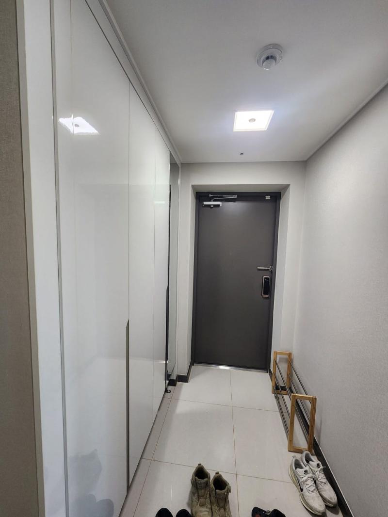 루카화이트로 마감된 현관 도어와 신발장