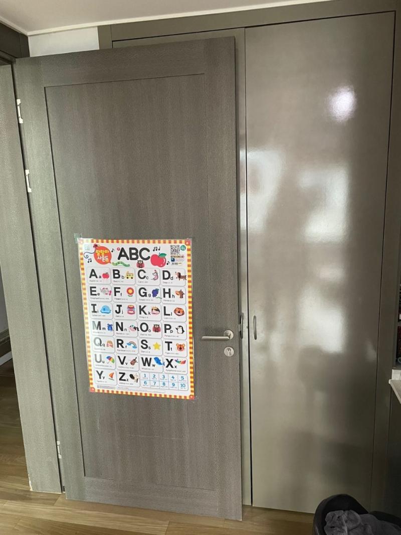 알파벳 포스터가 붙은 회색 도어와 슬라이딩 도어