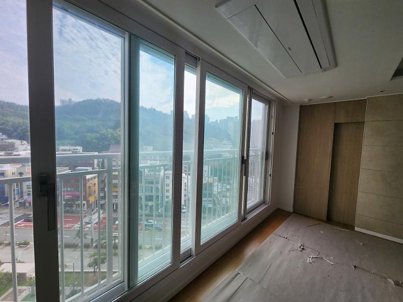 창문 주변 필름 끝단의 최종 점검