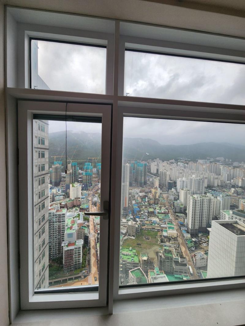 도시 풍경이 비치는 실내 창호의 모습