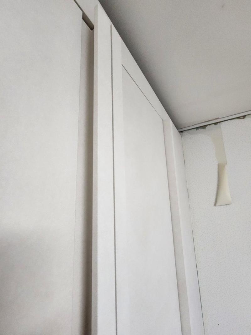 도어 상부 프레임과 벽면의 접합 지점