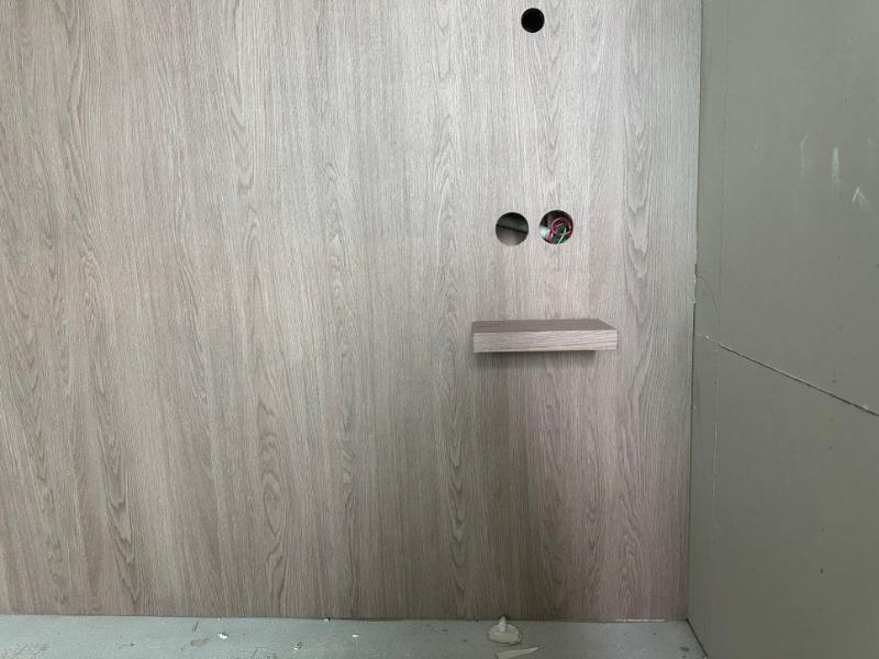 회색 목재 패턴 벽면의 구멍과 수납대 디테일