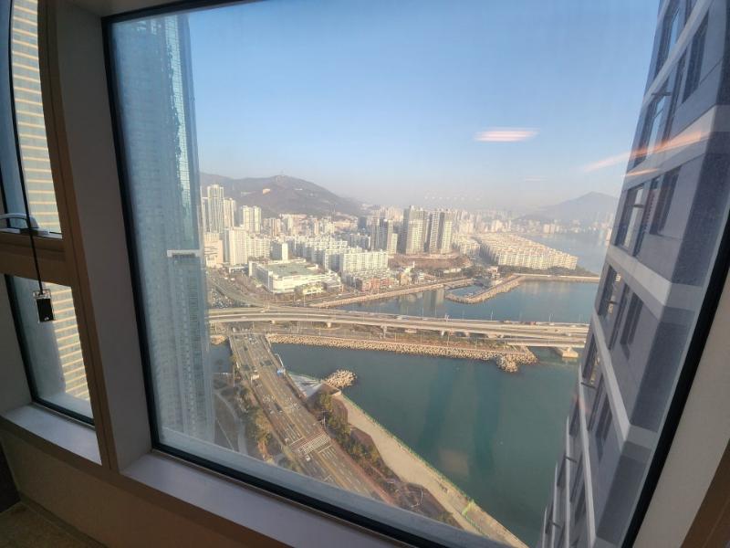 창틀과 손잡이 부분의 마감 상태