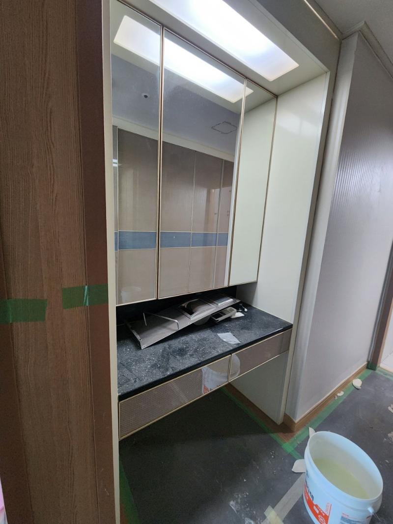 유리 문짝과 타일 바닥이 보이는 수납장