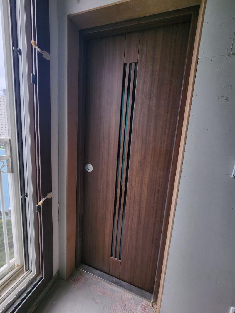 도어 프레임 상하부를 마감하는 과정