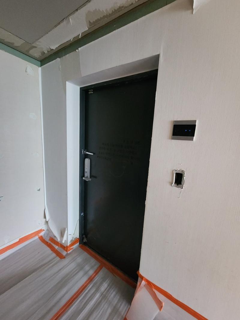 px451 필름이 적용될 검은색 현관 도어