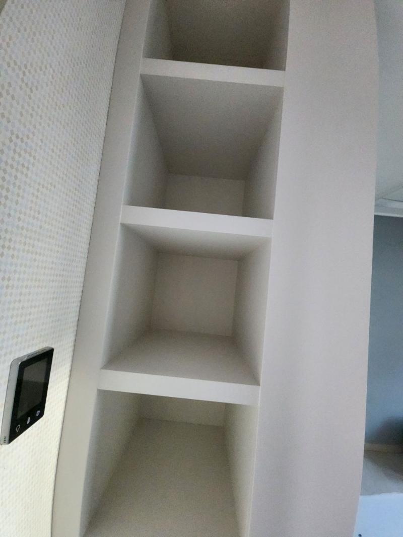 벽면 수납장과 제어 패널 주변의 기초 작업