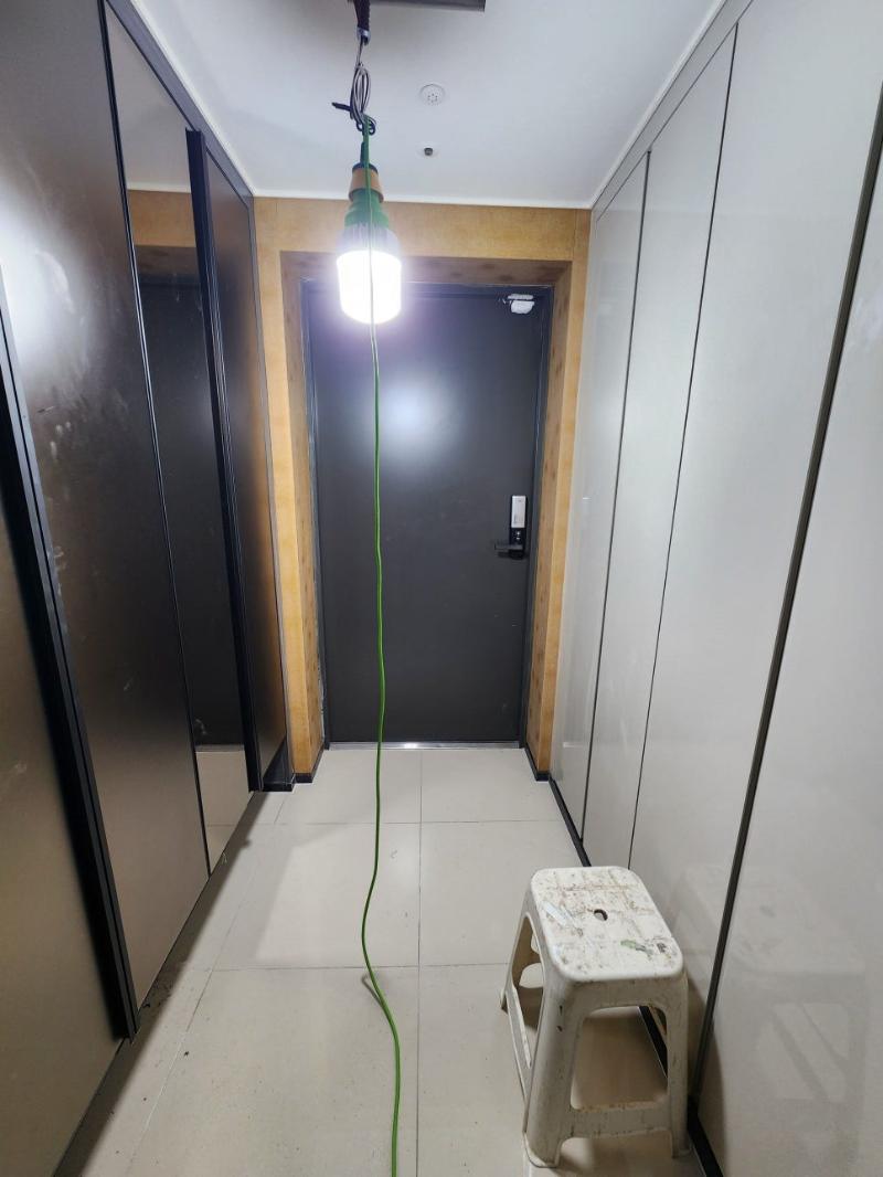 임시 전구가 설치된 복도 벽면