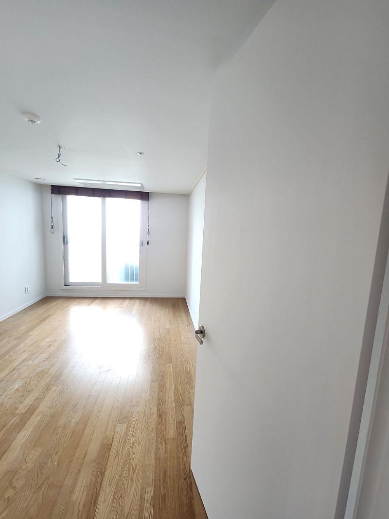 창문 프레임 주변의 마감 상태 점검