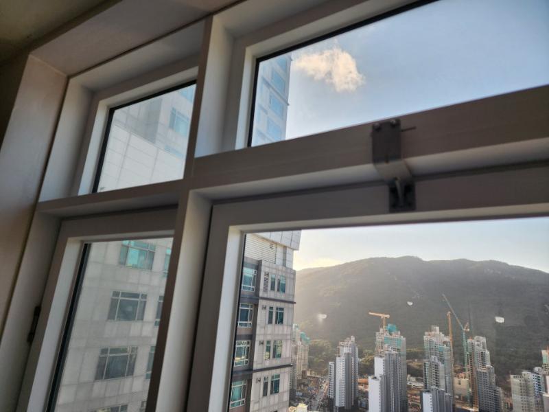 산세가 보이는 창호 상부 프레임