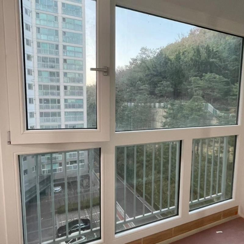 창호 프레임과 유리 패널의 근접 샷