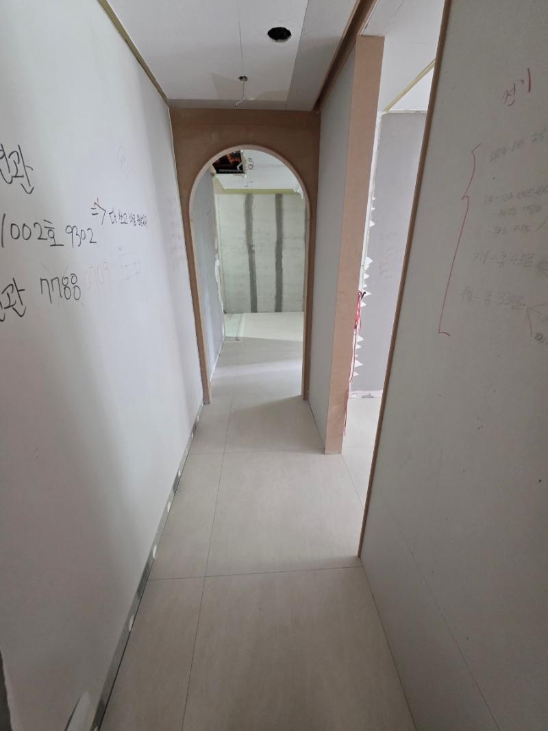 아치형 벽과 타일 바닥이 보이는 시공 전 모습