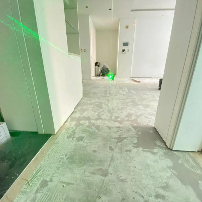 녹색 레이저 빔으로 기준선을 잡는 흙바닥 작업