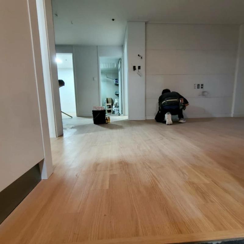 바닥재가 깔린 공간에서 작업 중인 모습