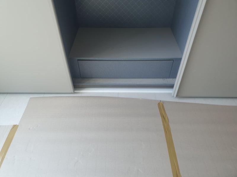 붙박이장 하단 마루 철거 누락을 해결한 동화자연마루 이모션 블랑 시공 | 턴키 현장 사진