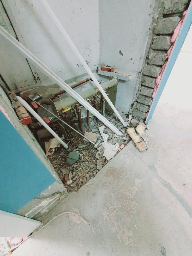 노출 배관과 파란색 도어 프레임이 보이는 현장