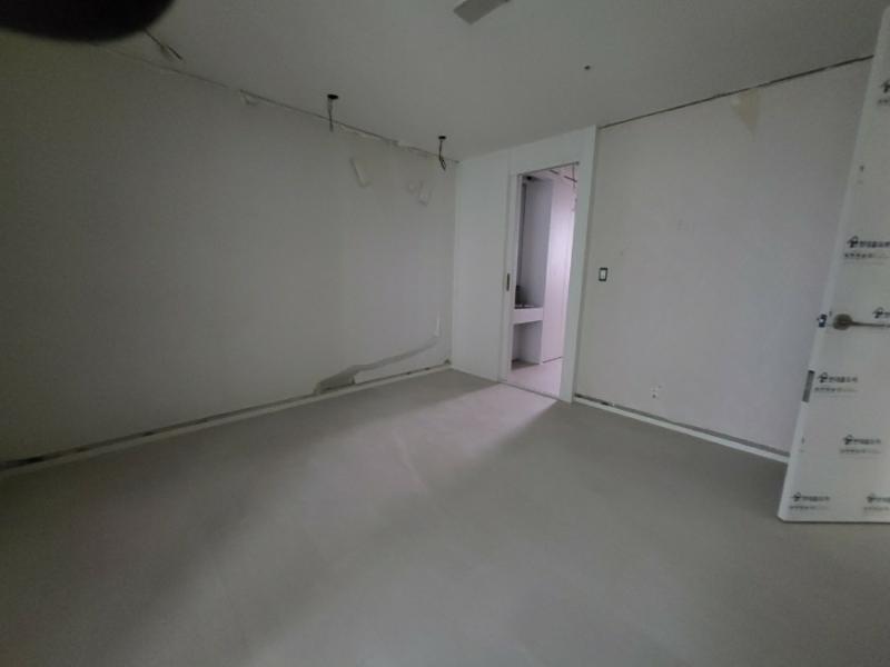 문이 열린 텅 빈 실내 공간
