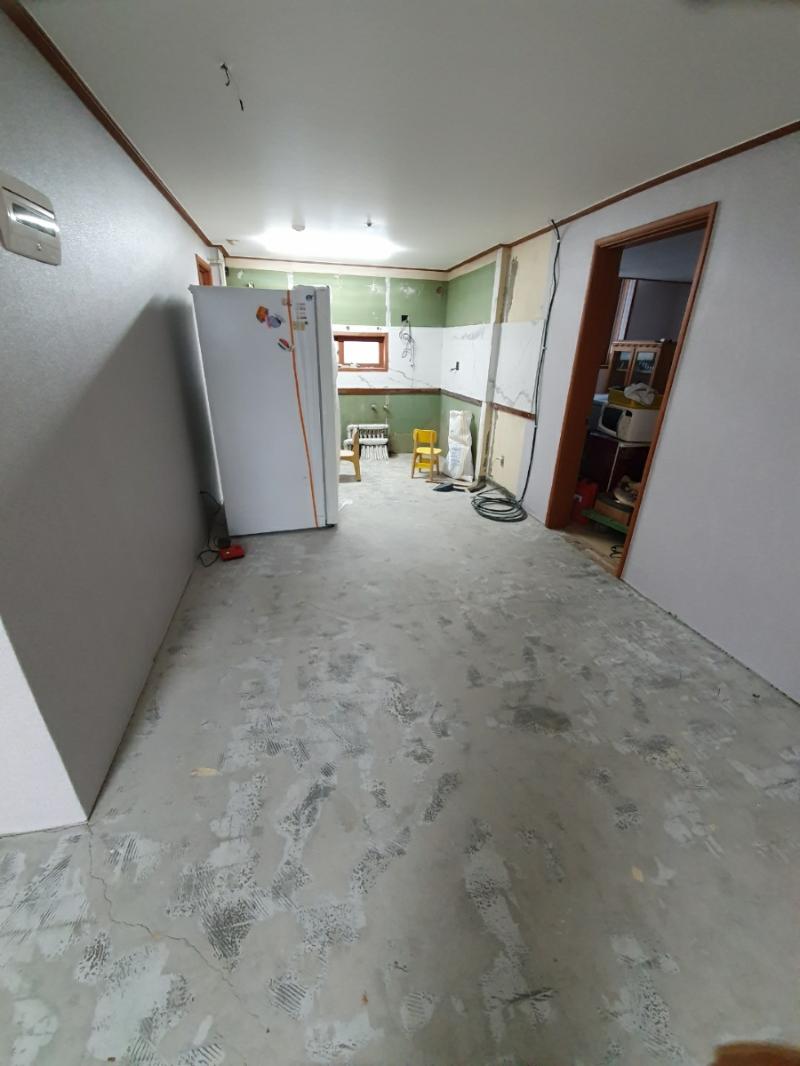 전선이 노출된 천장과 마감 전의 복도 공간
