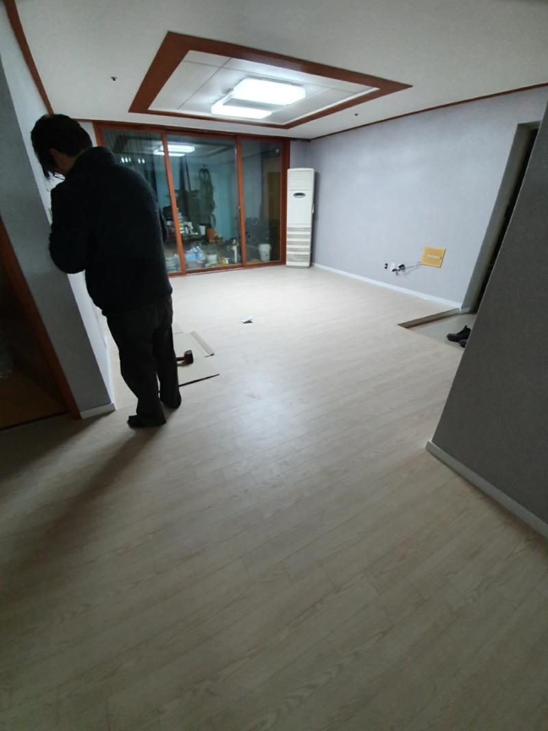 바닥에 놓인 수공구와 소형 도구들