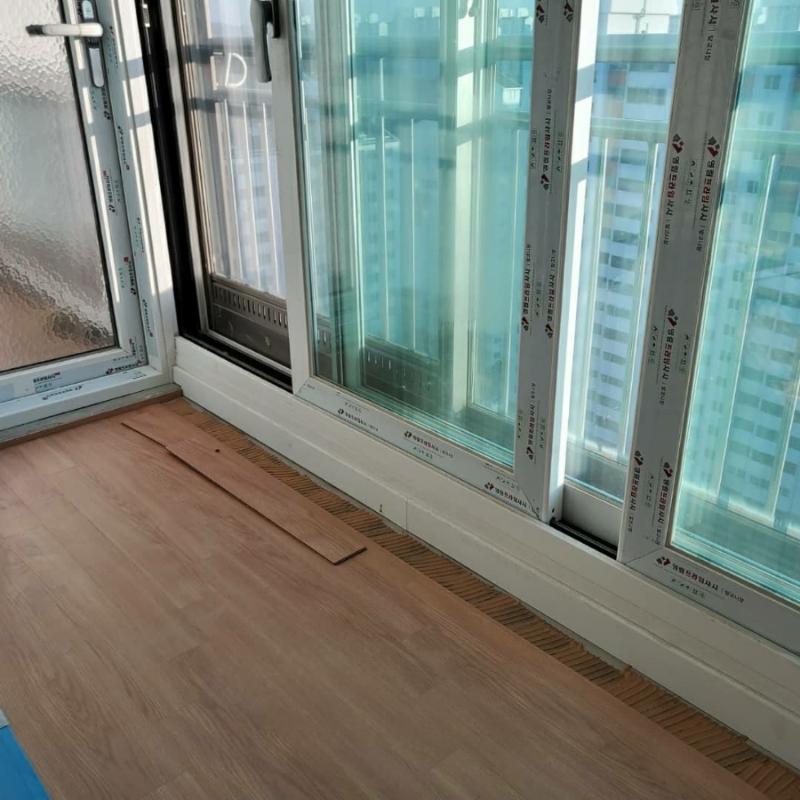 창호 프레임과 바닥재가 맞닿은 근접 샷